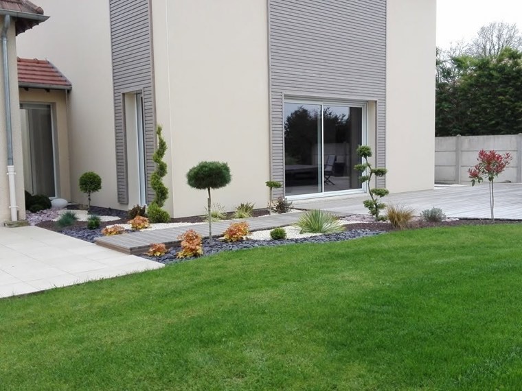 Pelouse et massif devant une maison moderne
