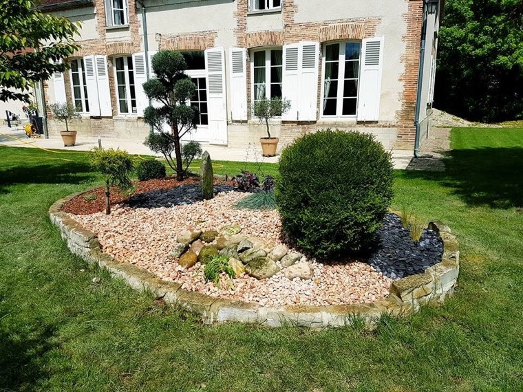 Massif minéral avec topiaires et gravier