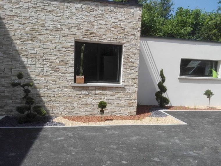 Façade en parement de pierre et dallage