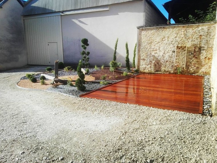 Platelage en bois exotique et jardin minéral