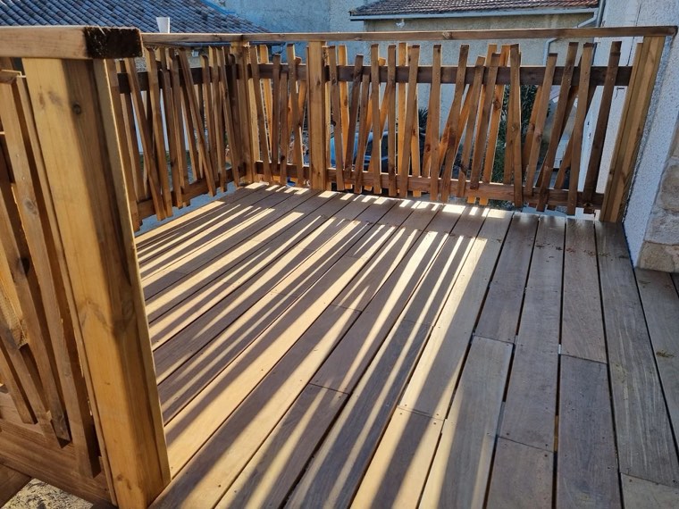Terrasse en bois avec garde-corps