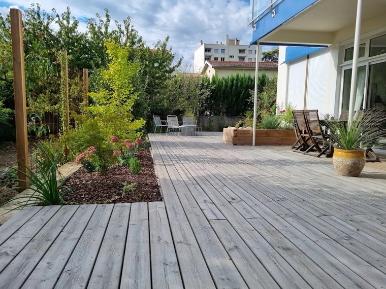 Grande terrasse en bois avec espace détente