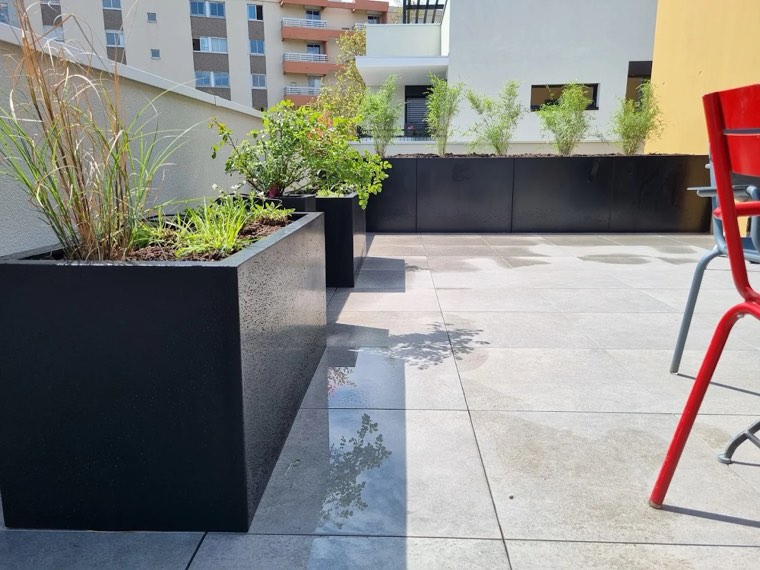Terrasse sur le toit avec bacs plantés